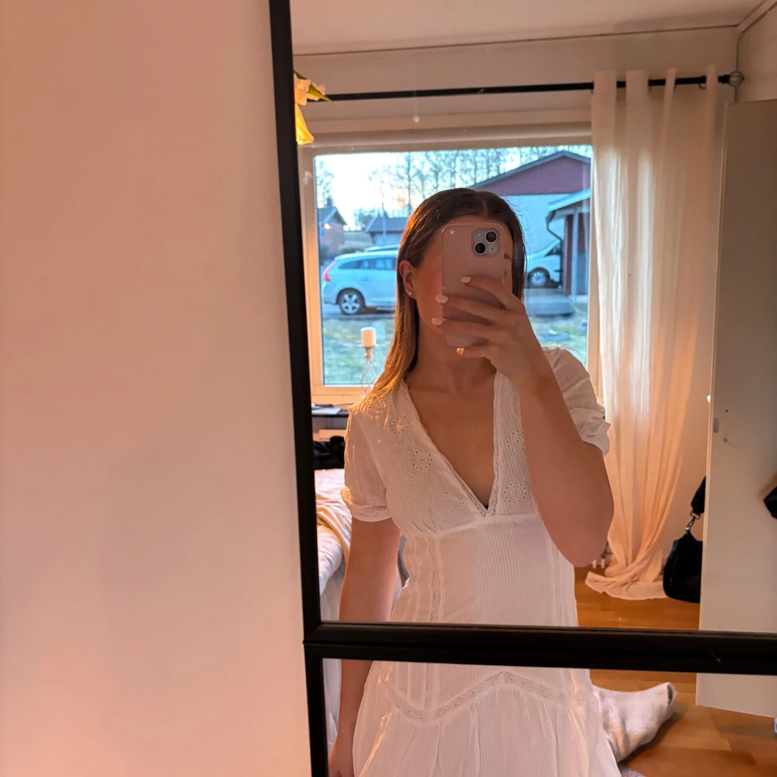 Vit kortklänning med spetsdetaljer - 2