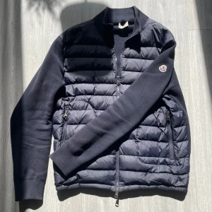 Moncler cardigan  - Säljer nu min killes moncler cardigan då den blivit för liten för honom, inga defekter på plagget, tyvärr inget kvitto kvar. Storlek Xl sitter som L/M