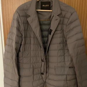 Grå jacka från MooRER - Säljer nu denna snygga jacka från Moorer. Rare jacka, kostar runt 12 000kr nypris. Inga fel och den är fräsch!🇮🇹🇮🇹