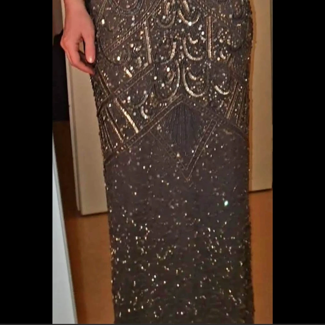 Glittrig långklänning med paljetter - 1