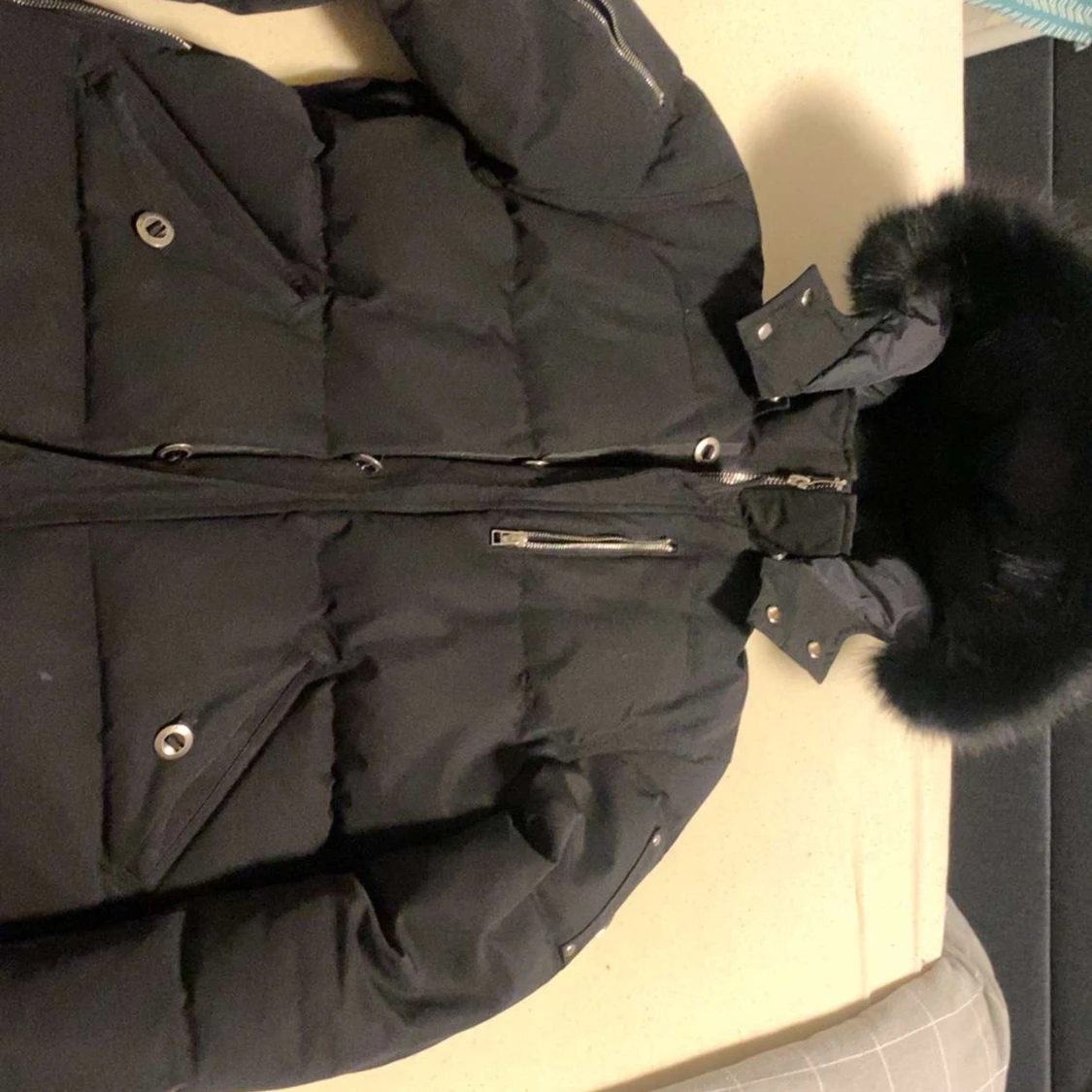 Svart pufferjacka från Moose Knuckles