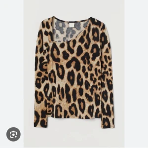 Trendig leopard topp - Superfin populär leopard topp ifrån HM, slutsåld på hemsidan! Är i nyskick och storlek XS. 