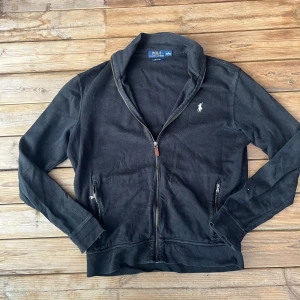 Ralph Lauren Fullzip - Hejsan! Säljer nu denna fina Fullzip från Ralph Lauren. Storlek S. Skicket är helt okej, har små hål lite här och där. Inga stora hål eller så. Syns på bilderna hur det ser ut. Inget som påverkar användning eller syns på långt håll. Pm vid frågor!