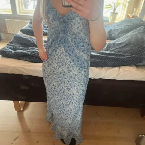 Blommig långklänning - Blå blommig klänning från vero Moda använd 1 gång