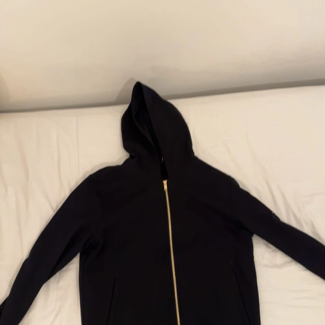 Svart hoodie med dragkedja