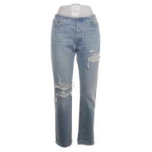 Blå jeans med slitningar - Snygga blå jeans med slitningar på låren och knäna. De har en klassisk femficksdesign och en rak passform. Perfekta för en avslappnad stil.