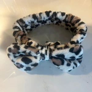 Leopardmönstrat hårband med rosett - Snyggt och fluffigt hårband med leopardmönster och en stor rosett framtill. Materialet är mjukt och bekvämt att bära. 💕Pris går att diskutera💕