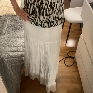 Vit långkjol - Säljer en vit lång kjol från Stradivarius, storlek S. Ytterst för kort på mig som är 173💕