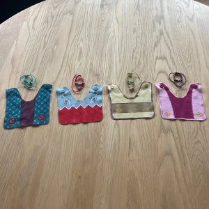 4 grimmor med tillhörande täcken - 4 grimmor med tillhörande täcken. De är i fint skick och perfekt till dig som vill ha mer utrustning till sleish hästarna där hemma!