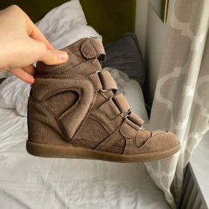 Bruna kilklack sneakers - Snygga bruna sneakers med kilklack 🕊️