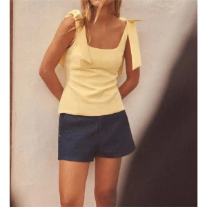 Gul topp Zara - SÖKER!!! denna gula topp från zara i storlek S! Skriv privat om ni säljer den 💛
