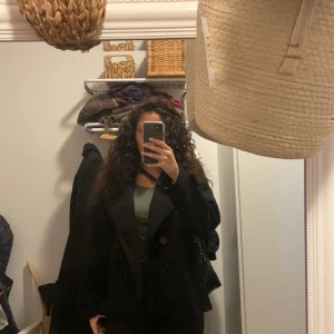 Design by Si kappa - Säljer denna superfina kappan från Design By Si då den tyvärr inte längre kommer till användning. Den är i Storlek M och färgen svart.  Jackan är i fint skick 💕💕