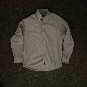 Blå rutig skjorta från U.S. Polo Assn. - Säljer en stilren blå rutig skjorta från U.S. Polo Assn. i 100% bomull. Skjortan har långa ärmar och knappar framtill samt en bröstficka med broderad logotyp. Perfekt för en klassisk look. Den är i storlek L så säljer för den var för stor för mig, ljuset var konstigt på dem första två bilderna så mönstret på skjortan syns på dem två sista bilderna.