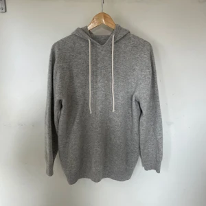 Grå stickad hoodie från Massimo dutti - Säljer en skön grå stickad hoodie  från Massimo dutti! Den är sjukt fräsch o skön men har en liten defekt i främre krage bild 3 men inget som märks, (OBS lappen i kragen har ramlat bort i tvätten) Hör av dig vid minsta fundering eller fråga!💫