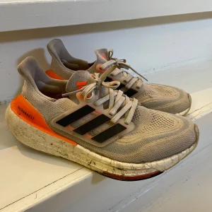 Adidas Ultraboost  - Säljer ett par Adidas ultraboost.  Perfekta för löpning eller vardagsbruk med sin bekväma dämpning.