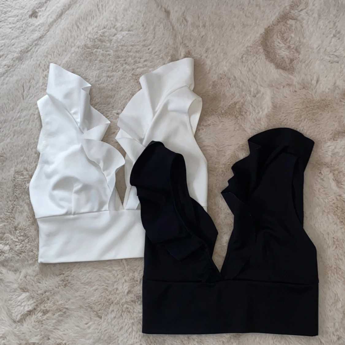 Svart och vit volangtopp