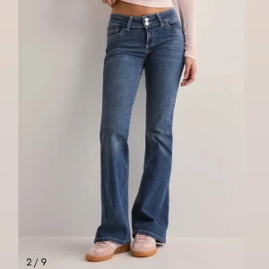 Low waisted stitch jeans - Lågmidjade jeans från Nelly i storlek W32. Köpta för 699 kr för inte så länge sedan. Jag är 166 och jeansen är i väldigt bra längd på mig! För referens brukar jag ha w25/L34