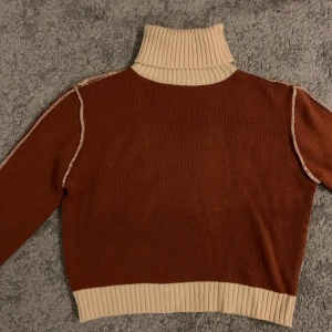 Brun och beige polotröja - Säljer en snygg brun polotröja. Jättebra skick! Endast använd 1 gång. Köparen står för frakt