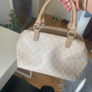 Beige handväska  - Snygg beige väska i bra skick 