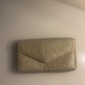 Guldig  handväska - Jätte fin handväska som är perfekt för bal eller andra tillfällen. Inga defekter 🙌🏼