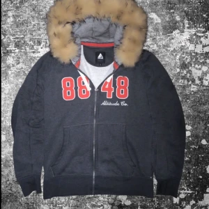 Tvärr fett hoodie från 8884 altitude co. SOM E VINTAGE ❗ - RARE ASF❗Tvärr fett vintage piece denna går crazy med fur som jag satte på själv och man kan ta bort den om man vill men priset är högt för om ni har hört talas om deras hemsida❗KOM MED BUD
