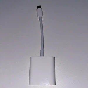 Kortläsare med USB C-kontakt - Kortläsare från biltema, jag köpte en ny därför jag nu säljer denna. Kortläsaren kan läsa både SD-kort och Micro SD-kort (TF-kort). Väldigt enkel att ha med sig i väskan så man kan överföra bilderna direkt från kameran till telefonen. ☺️ Den går att koppla in i USB C kontakt i telefon, så har du ett vanligt lightning utag behöver du köpa till en adapter till det. Köpt för 149kr. 