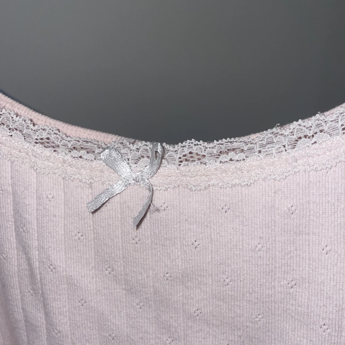 Ljusrosa ribbad linnetopp med spetsdetaljer - 3