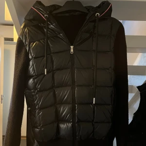 Moncler cardigan - Säljer en riktigt fin Moncler cardigan. Skick 8/10 inga defekter alls. Lite nopper  på baksida arm bla men inget markant. Påse ingår ställ frågor om ni har!