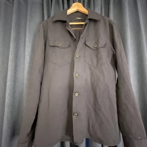 Blå overshirt från Jack & Jones - Stilren overshirt ifrån Jack & Jones. Denna overshirt är perfekt för dig som är ute efter en snygg look. Perfekt för våren.  Skicket är väldigt bra. // Svéd Resell🥇