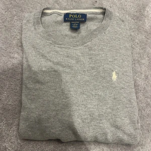 Grå tröja från Ralph Lauren - Säljer eftersom den sitter väldigt litet på mig. Strlk L fast kids 