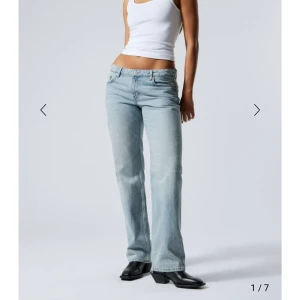 Straight lowrise jeans  - Ljusblå, straight lowrise jeans i modellen Arrow från Weekday. Väldigt bra skick! Storlek W27 L30🙌🏽