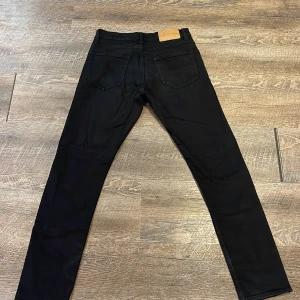 Svarta jeans från Tiger of Sweden 28/32 - Snygga svarta jeans från Tiger of Sweden i modellen Pistolero. De har en klassisk femficksdesign och en stilren look. Perfekta för en stilren och modern garderob.