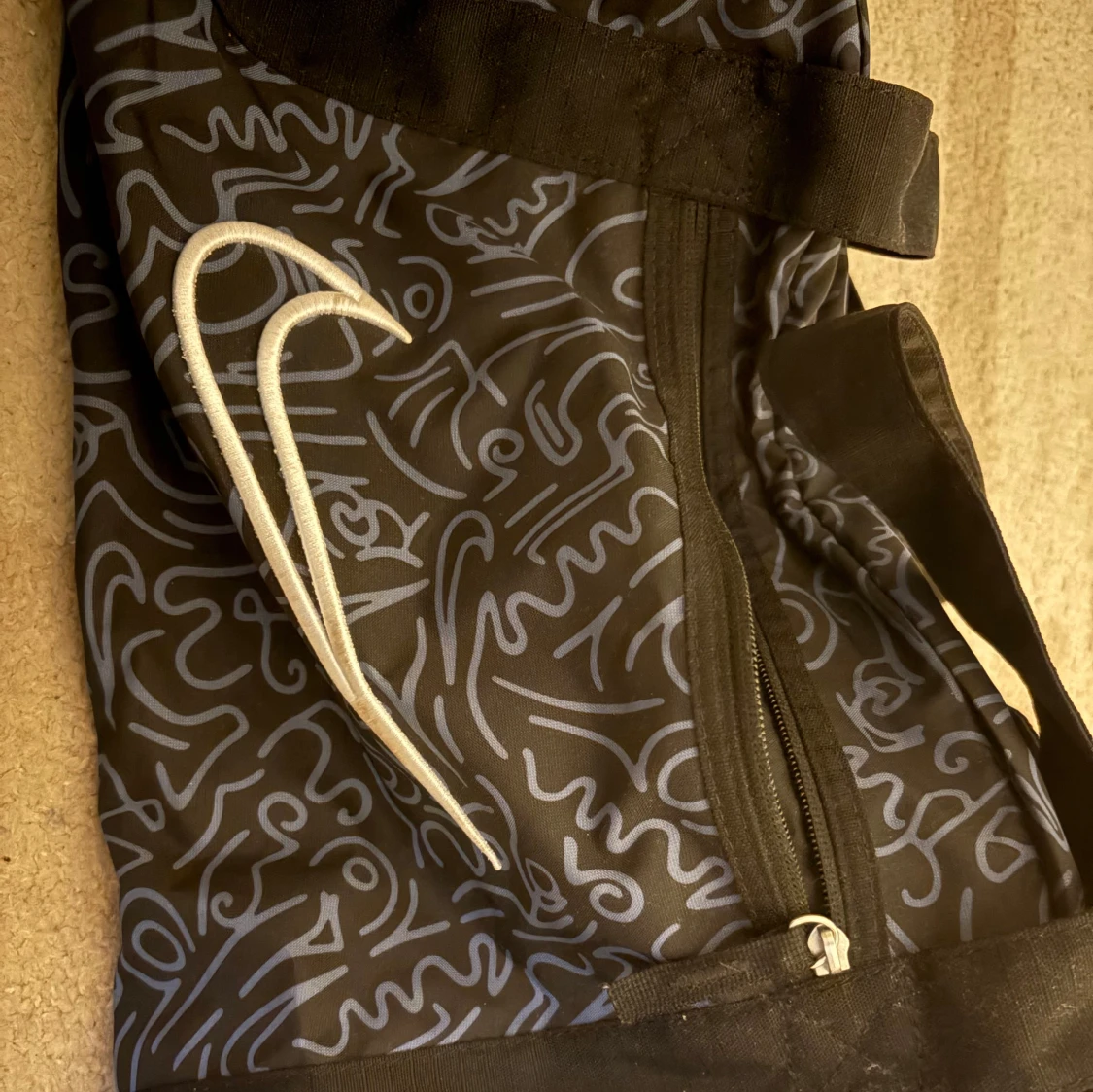 Svart mönstrad sportväska från Nike - 1