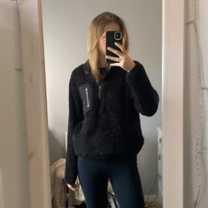 Svart teddyjacka från ONLY - Mysig svart teddyjacka från ONLY med dragkedja framtill och en bröstficka med dragkedja. Stl xs. Pris kan diskuteras. 