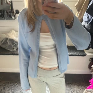 Ljusblå kofta - Säljer en ljusblå kofta med långa ärmar och ribbade muddar. Perfekt för en avslappnad stil. Koftan har en enkel design med knäppning framtill. Använt en gång💕