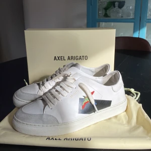 Axel arigato clean 90 bird storlek 40-41 - Det är ett par axel arigato clean 90 bird i storlek 40, dem är i väldigt bra skick endast använt ett fåtal gånger även precis blivit rengjorda. 