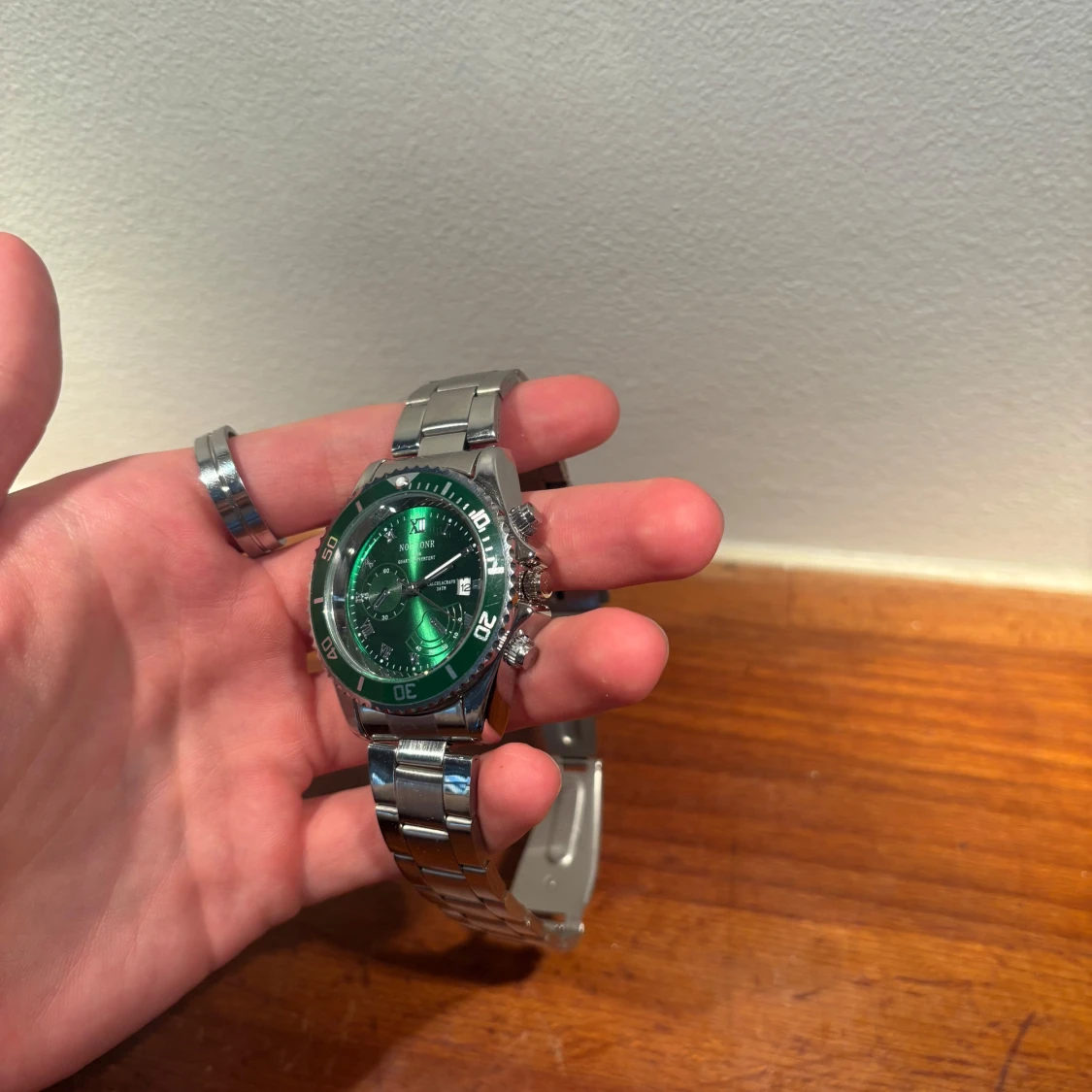 Klocka med grön urtavla och silverarmband - 2