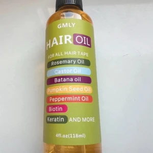 Hårolja från GMLY - Jätte bra för håret. Hårolja från GMLY med en blandning av rosmarinolja, ricinolja, batanaolja, pumpafröolja, pepparmyntsolja, biotin och keratin. Perfekt för alla hårtyper och kommer i en flaska på 118 ml.