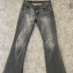 Grå Levis 529 jeans - Snygga grå Levis 529 jeans med en klassisk bootcut-stil. Strl W29 L30 men midjemåttet är 37cm och innerbenslängden 74 cm. Är stretchiga