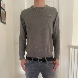 Grå tröja från GANT - Säljer min gråa stickade GANT tröja eftersom den blivit lite för liten. Jag har inte hunnit använt den mycke!