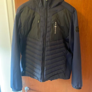 Sail Racing Hybrid Jacka - Sail Racing Patrol Hybrid jacka i bra skick Storlek: XXL Har vanligtvis XL men passar mig Skriv för mer info/bilder Pris kan diskuteras