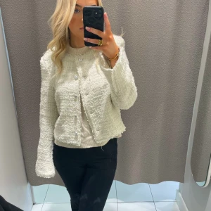 Vit tweedjacka med knappar - Tweedjacka/kofta från Gina Tricot, aldrig använd! Storlek L men sitter som en S/M