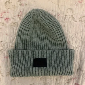 Mössa från Twist & Tango - Grön mössa från twist & tango. Den är ribbad och det går att vika upp så att den blir kortare. Använd fåtal gånger, men har inga tydliga tecken på användning. Som ny💕 Nypris 399kr