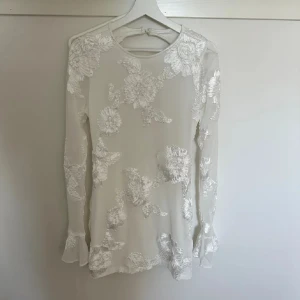 Vit Klänning - Perfekt klänning till student/skolavslutning. Bra skick, inga defekter. Endast använd en gång.