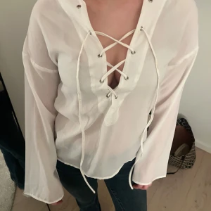 Snygg blus med knytningar - Sjukt snygg topp/blus med knytningar/snörningar!! ÄLSKAR så trendig!!🌸🌸🌸😇😇🌸😇