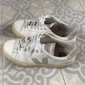 Veja skor - Säljer mina veja skor som jag köpte sommaren 2023.  💛  de är använda men fortfarande i bra skick. Tryck gärna på köp nu eller kom med prisförslag! 