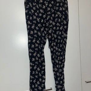 Housut - Ihanat mustat kevyet housut. Koko 38. Haara-lahje n 70cm, vyötärön leveys n 38cm. Edessä taskut, vyötäröllä kiristysnauhat sekä vetoketju.  Kissatalous MMM, lisätietoja saa kysymällä Mikäli hinta ei miellytä tarjoa rohkeasti Katsothan myös muut ilmoitukseni