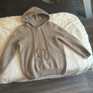 Beige Kashmir hoodie - Tja! Säljer min riktigt feta beiga kashmir hoodie som har blivit för liten för mig då den krympt i tvätten, Jag på bilden är 171CM och Väger 68KG Hör av er om ni skulle ha några funderingar!Mvh Dennis🙌