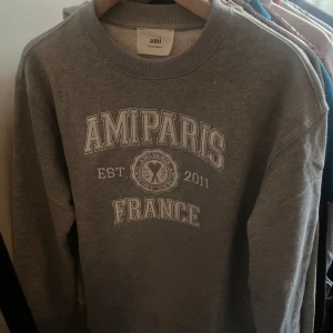 Ami Pari hoodie - Säljer en skön hoodie/crewneck från Ami pari🌟Den är tyvärr för stor, Pm för mer info