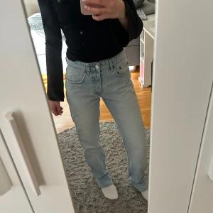 Raka widwaist jeans - Säljer ett par ljusblå jeans med medelhög midja. Jeansen har en straight passform. Perfekta för en avslappnad stil.